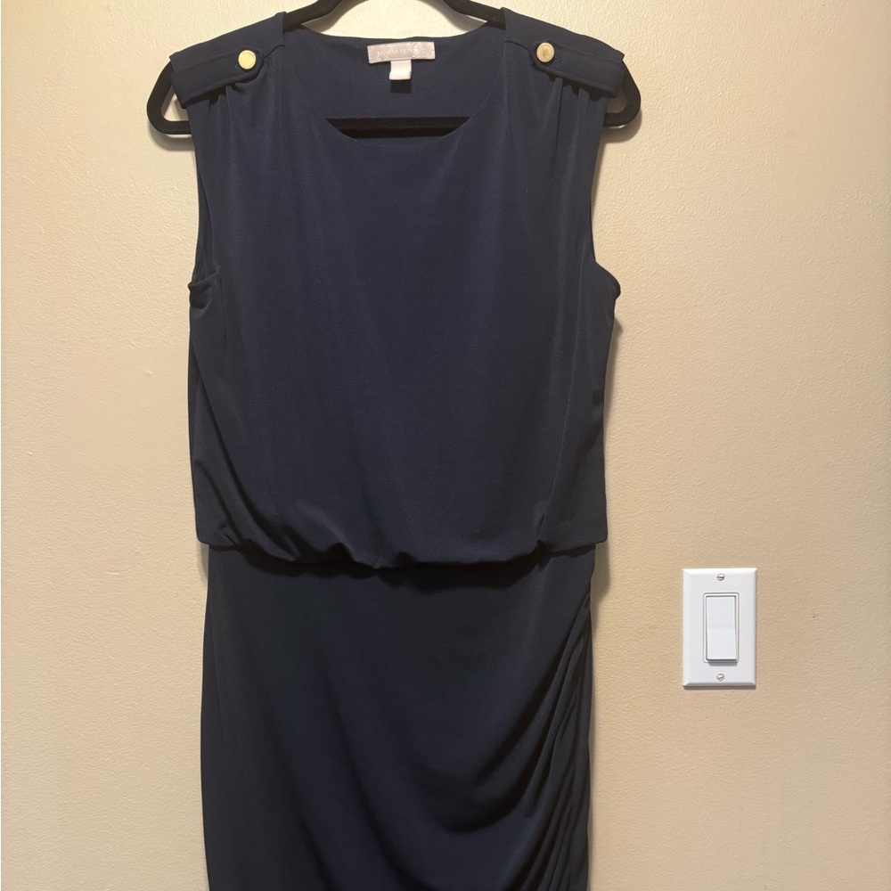Pull on dress size M elastic waist pretty dress for dressing up or down. EUC